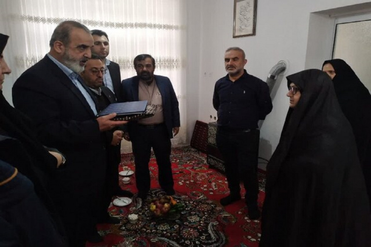 دیدار رئیس جهاد دانشگاهی مازندران با خانواده شهید رسانه محمد حسن قریب